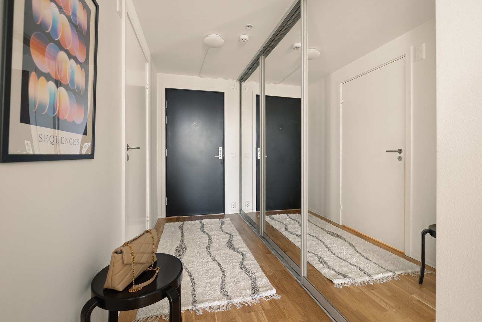 Velkommen inn! Entréen har gode oppbevaringsmuligheter i skyvedørsgarderobe. Galleribilde