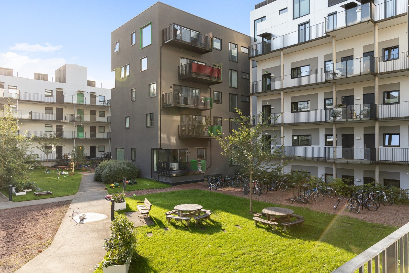 Sameiet har en hyggelig felles bakgård med opparbeidet plenarealer, diverse beplantning, prydbusker og sittegrupper. Galleribilde