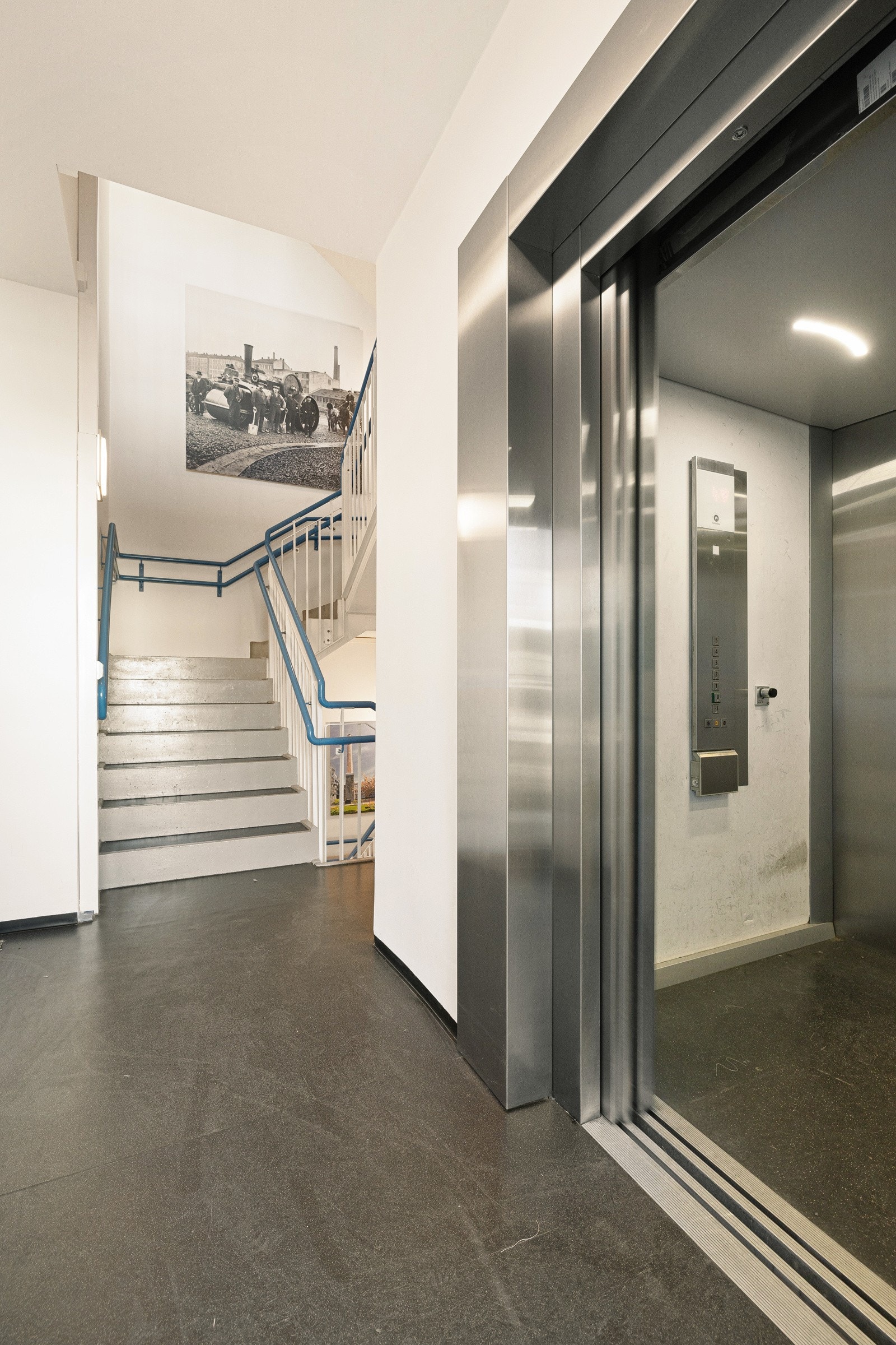 Det er også heis i bygget. Galleribilde