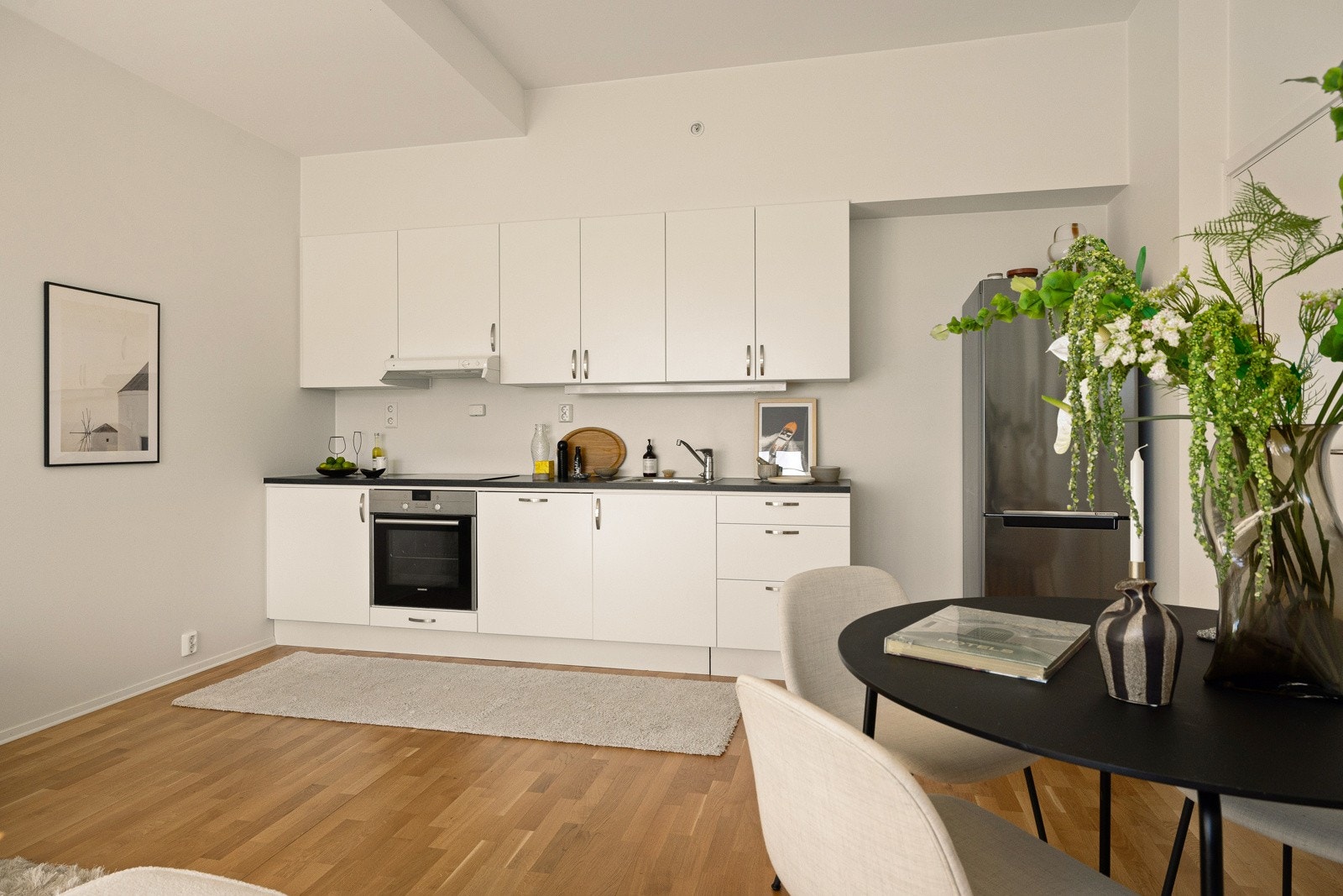 Stuen ligger i en åpen og sosial løsning til kjøkkenet. Galleribilde