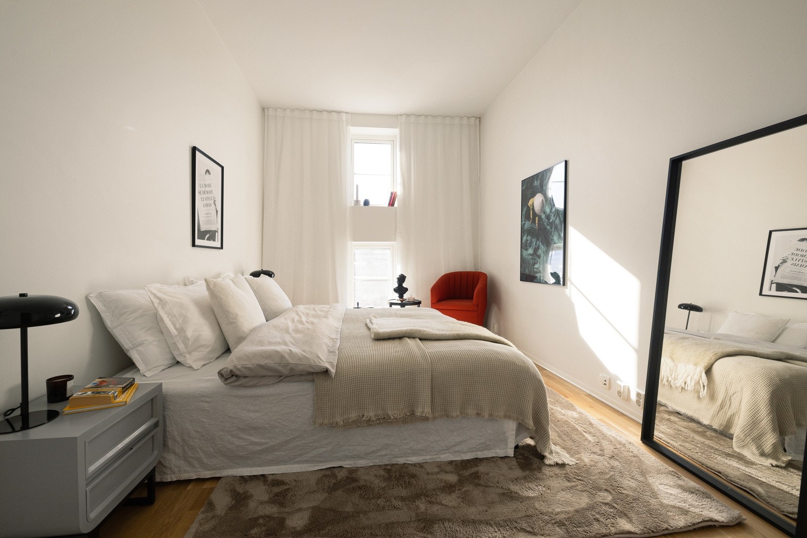 Romslig og innbydende soverom som sørger for at man kan trekke seg tilbake og lade opp batteriene Galleribilde