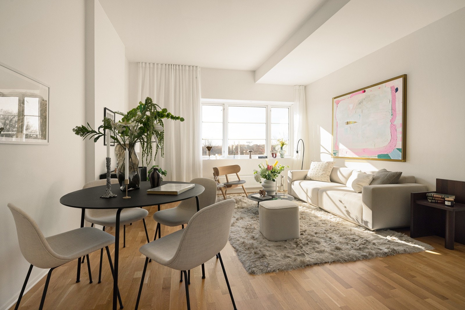 Boligen har et stort og sosialt oppholdsrom som har en lys og luftig atmosfære. Det er rikelig med plass til stor sofagruppe og stort spisebord. Galleribilde