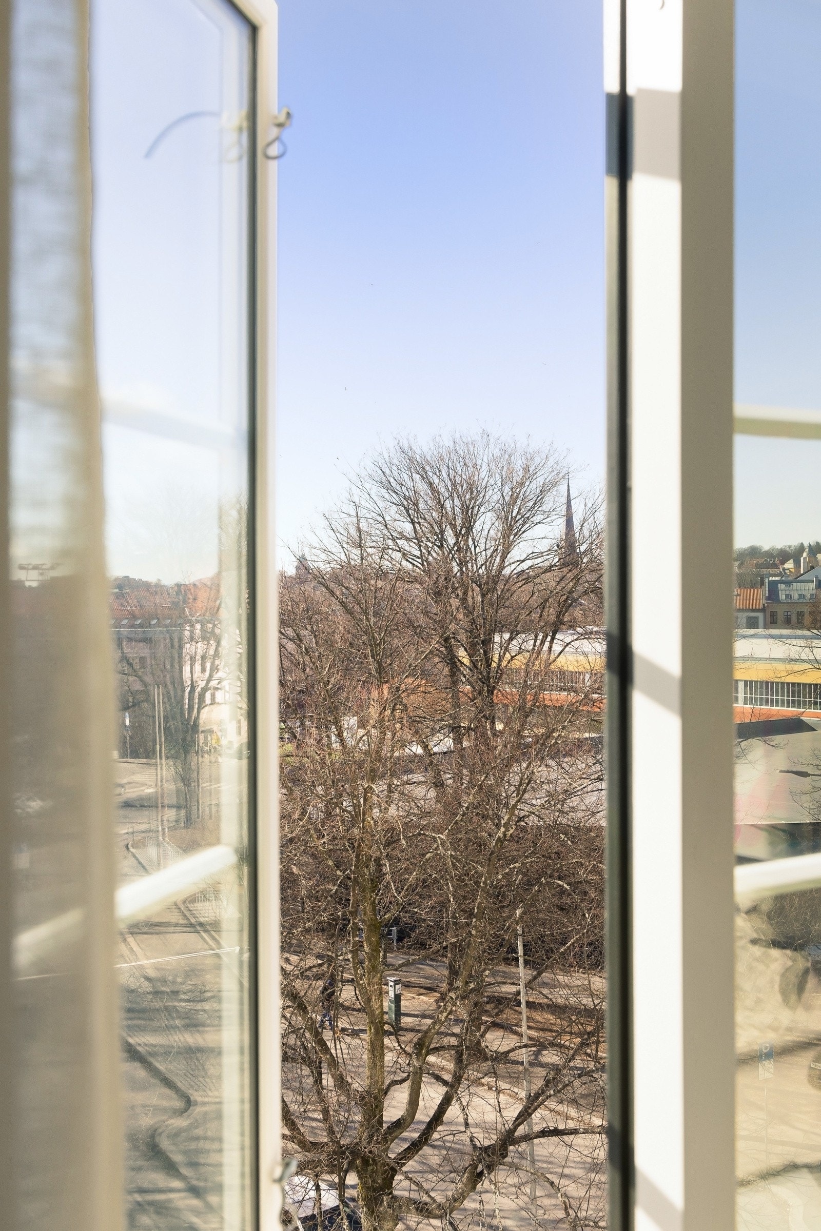 Rommet har store vindusflater som slipper inn godt med naturlig lys og gir et hyggelig utsyn. Galleribilde