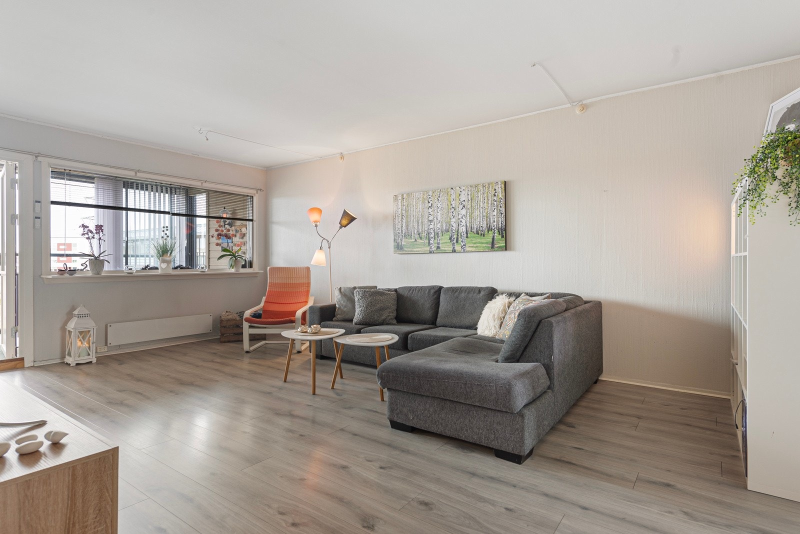 Stuen har utgang til stor innglasset sydvestvendt balkong Galleribilde