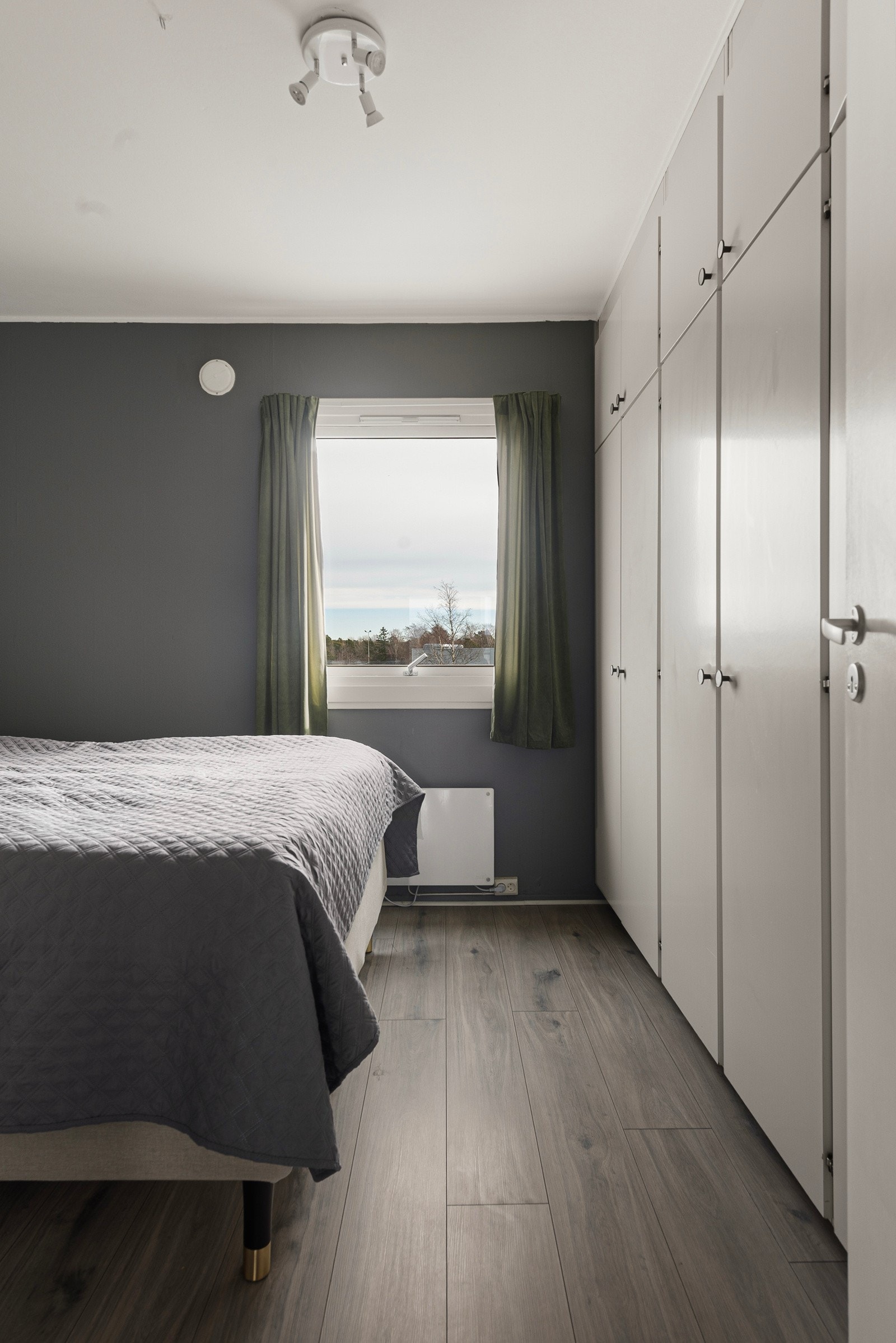 Masse skapplass på hovedsoverommet Galleribilde