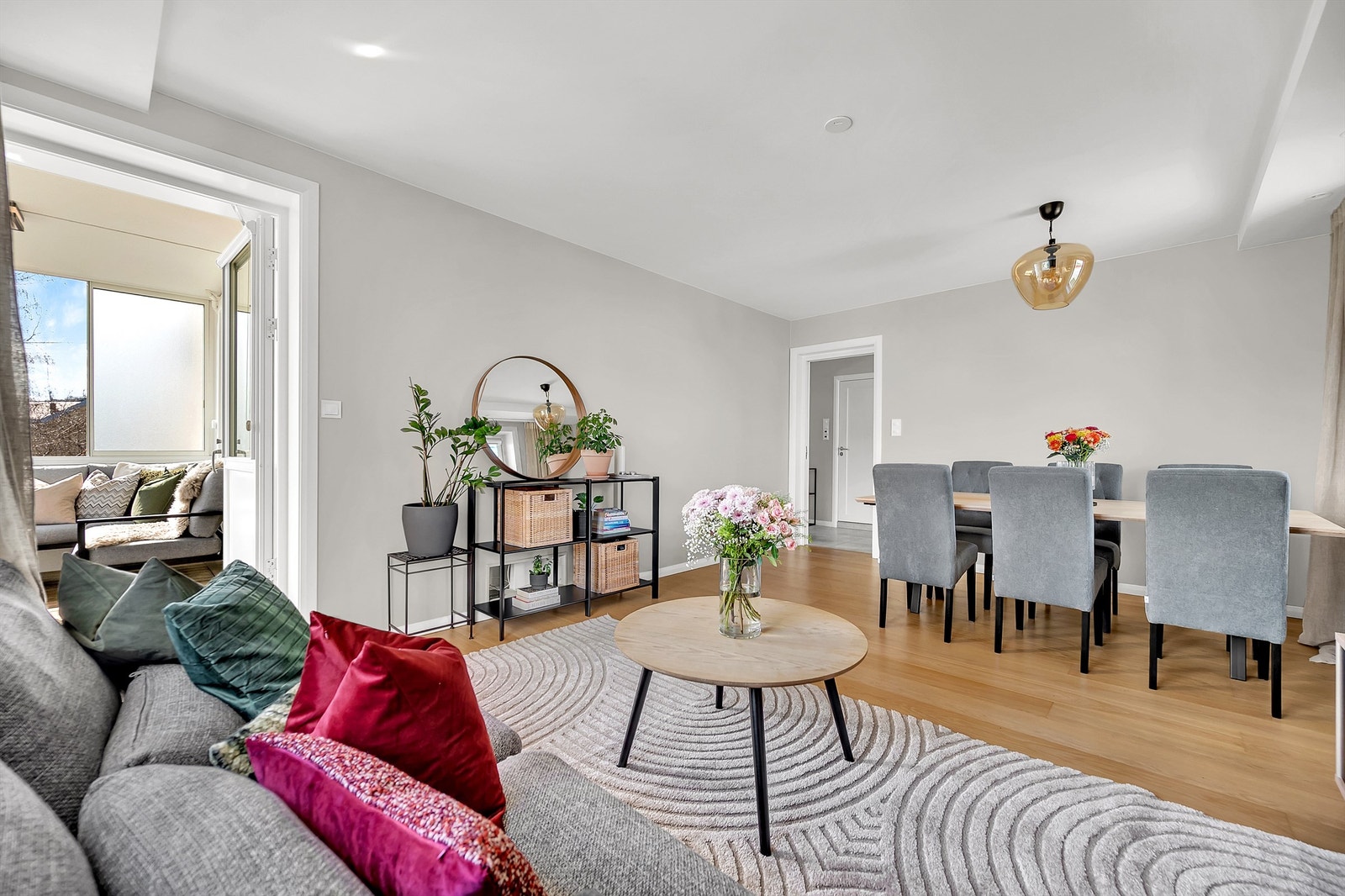 Fra stuen kommer du ut til boligens balkong. Galleribilde