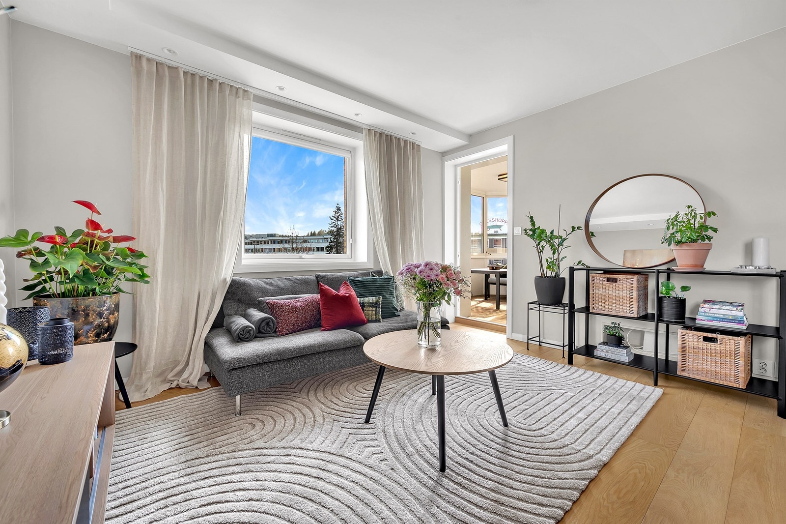 Leiligheten har store vindusflater som gir godt med naturlig lys. Galleribilde