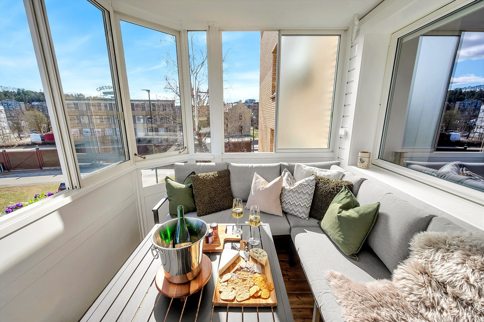 Her er det god plass til å innrede med en hyggelig sittegruppe der årets varme dager kan nytes. Galleribilde