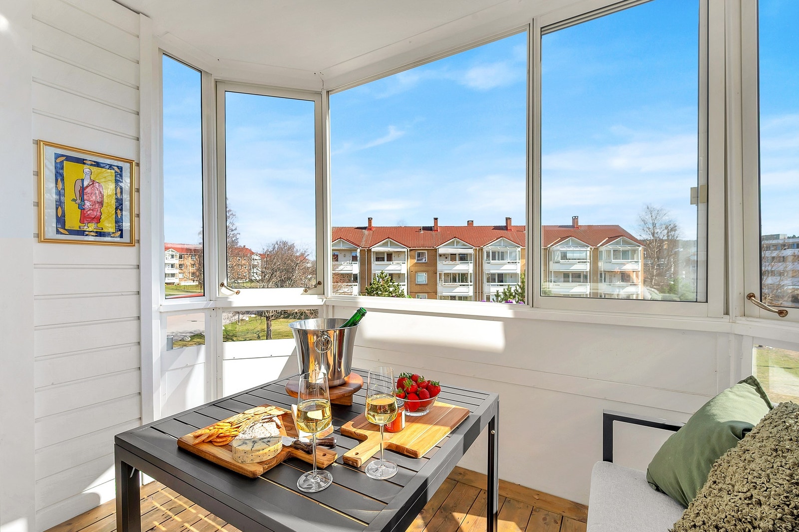 Balkongen er innglasset og føles som en naturlig forlengelse av stuen, spesielt på sommerstid. Galleribilde