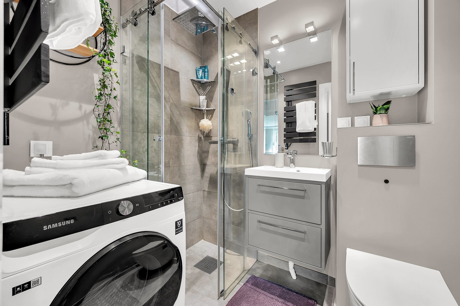 Pent bad oppgradert i 2016 med nye overflater og innredning. Gulvvarme og downlights. Galleribilde