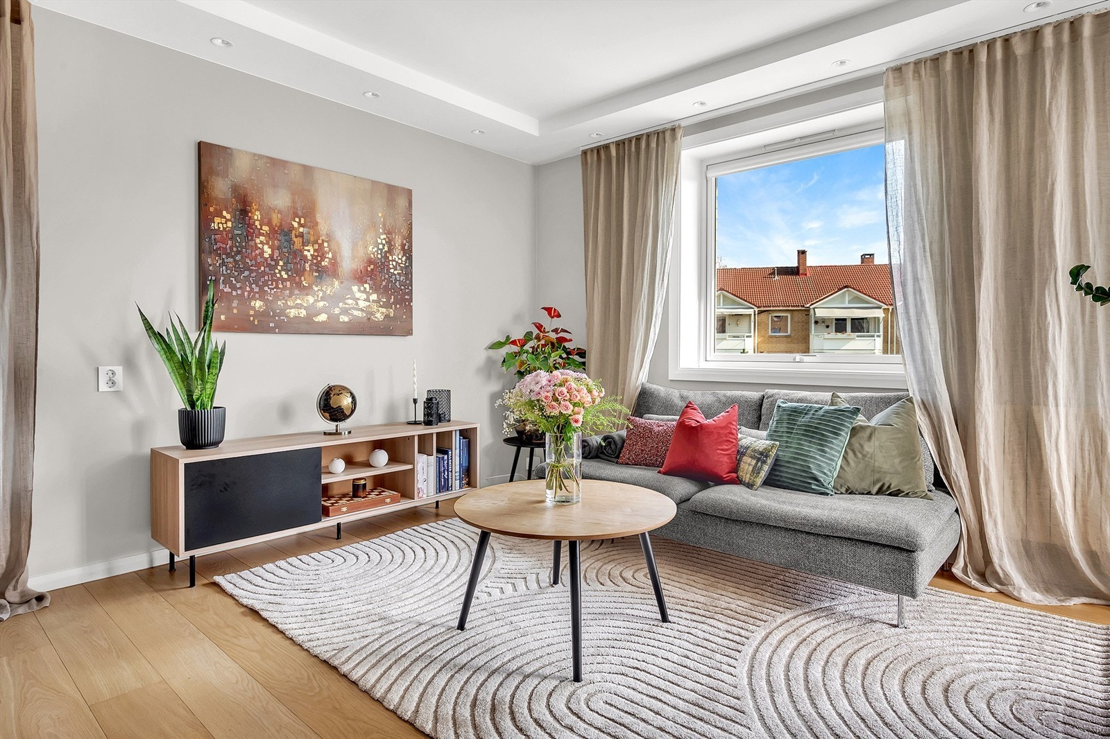 Her kan du enkelt innrede etter eget behov og personlig stil med blant annet en sofagruppe med tilhørende salongbord. Galleribilde