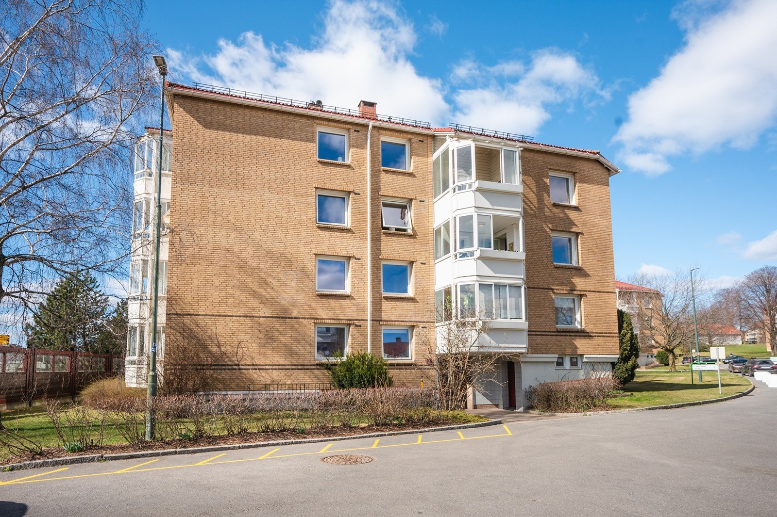 Leiligheten har en sentralt beliggenhet i et populært og veletablert boligområde på Teisen, med umiddelbar nærhet til det meste en måtte trenge i hverdagen. Galleribilde