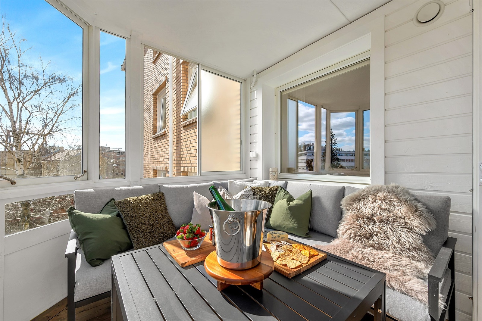 Balkongen vender mot øst og er på ca. 8 kvm. Galleribilde