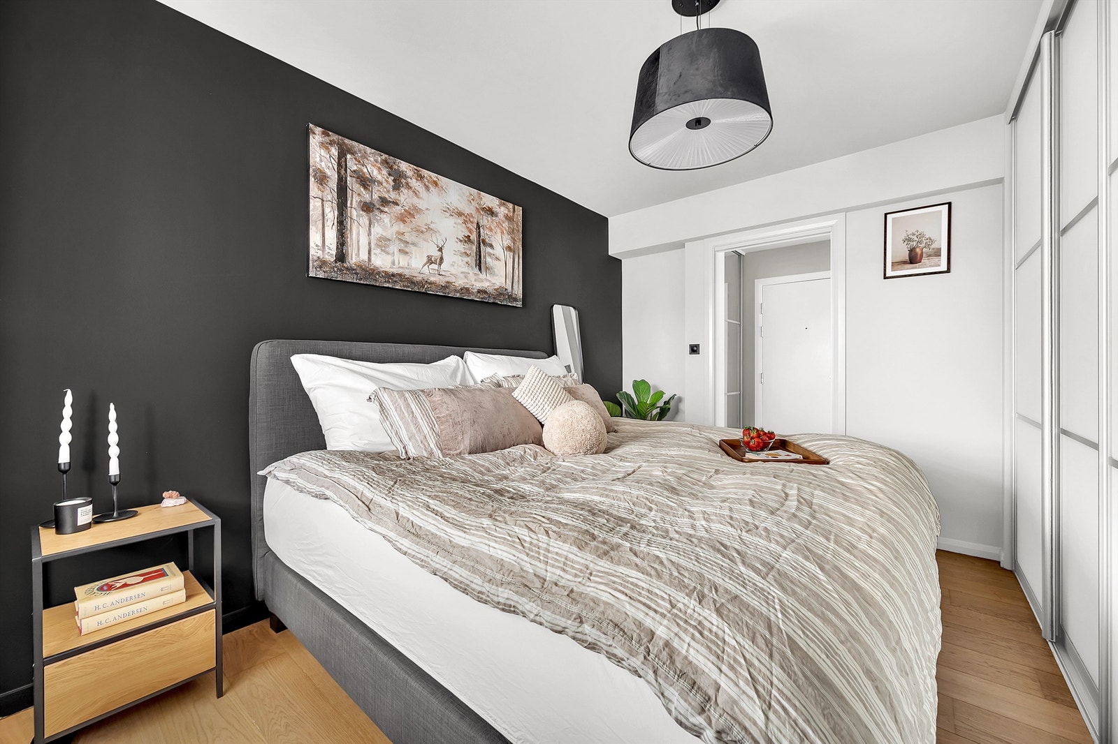 Leiligheten er malt i tidsriktige og moderne farger. Galleribilde