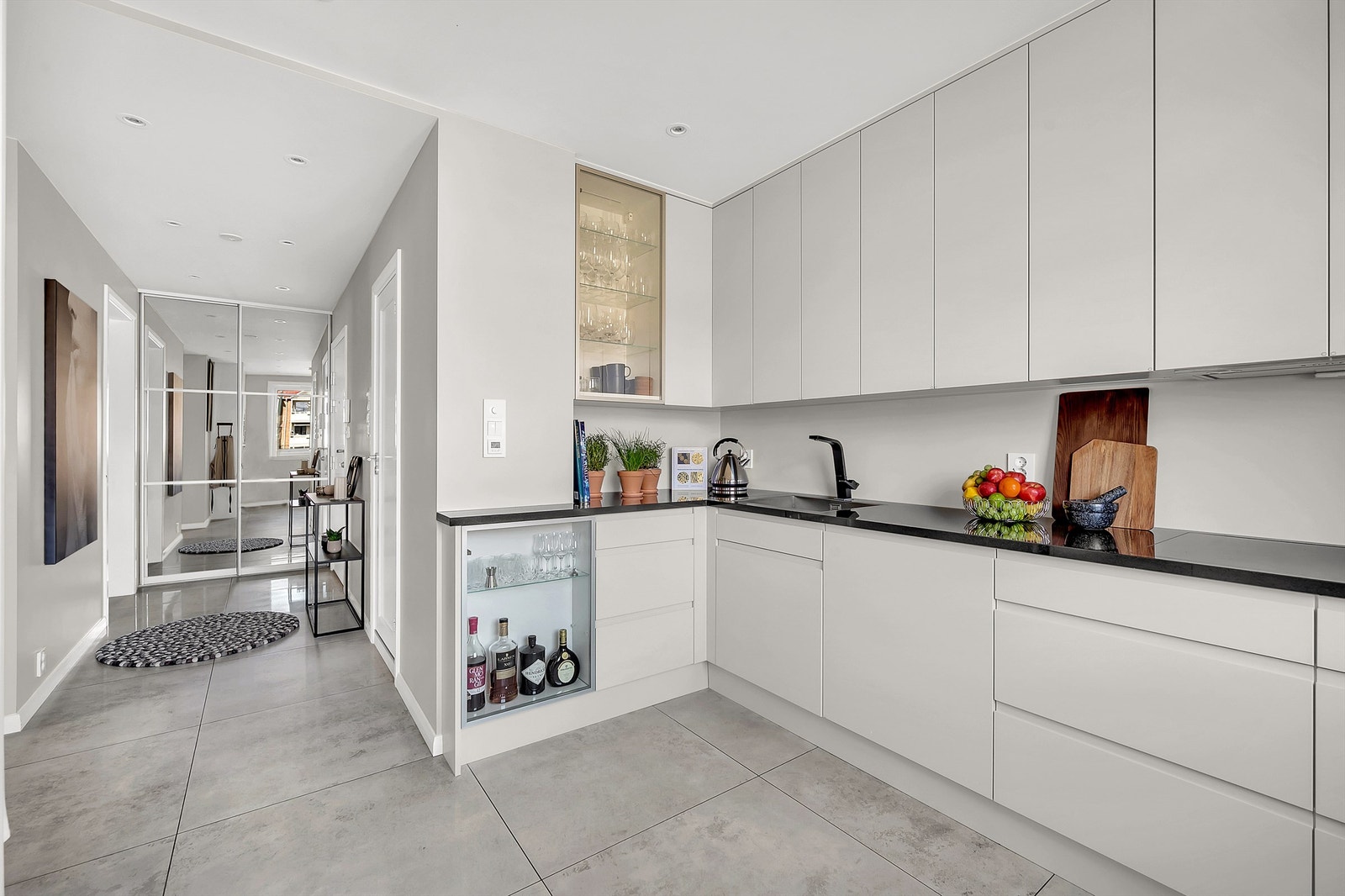 Under overskapene er det belagt praktisk belysning, samt stikkontakter på vegg. Galleribilde