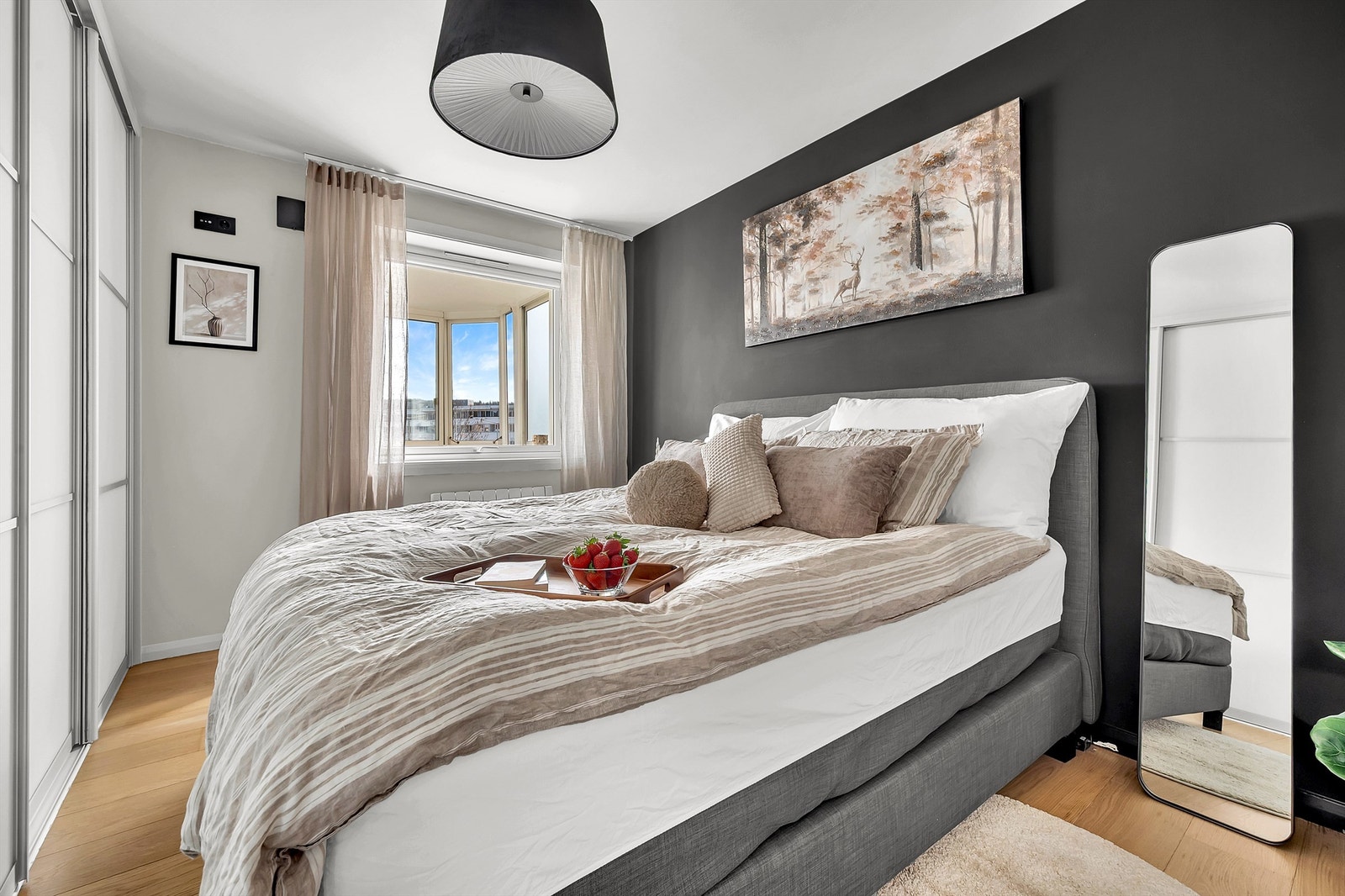 Soverommet er av god størrelse og kan enkelt innredes med både dobbeltseng og tilhørende nattbord. Galleribilde