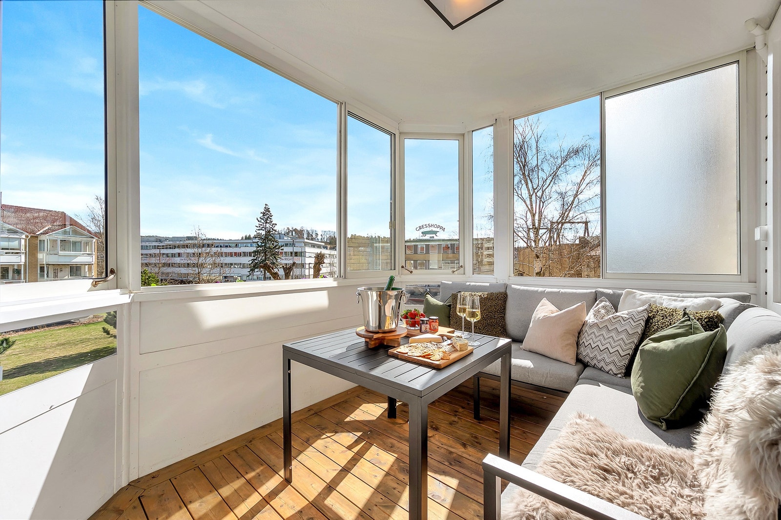 En tiltalende og stilren 2-roms hjørneleilighet med en herlig, innglasset balkong. Galleribilde