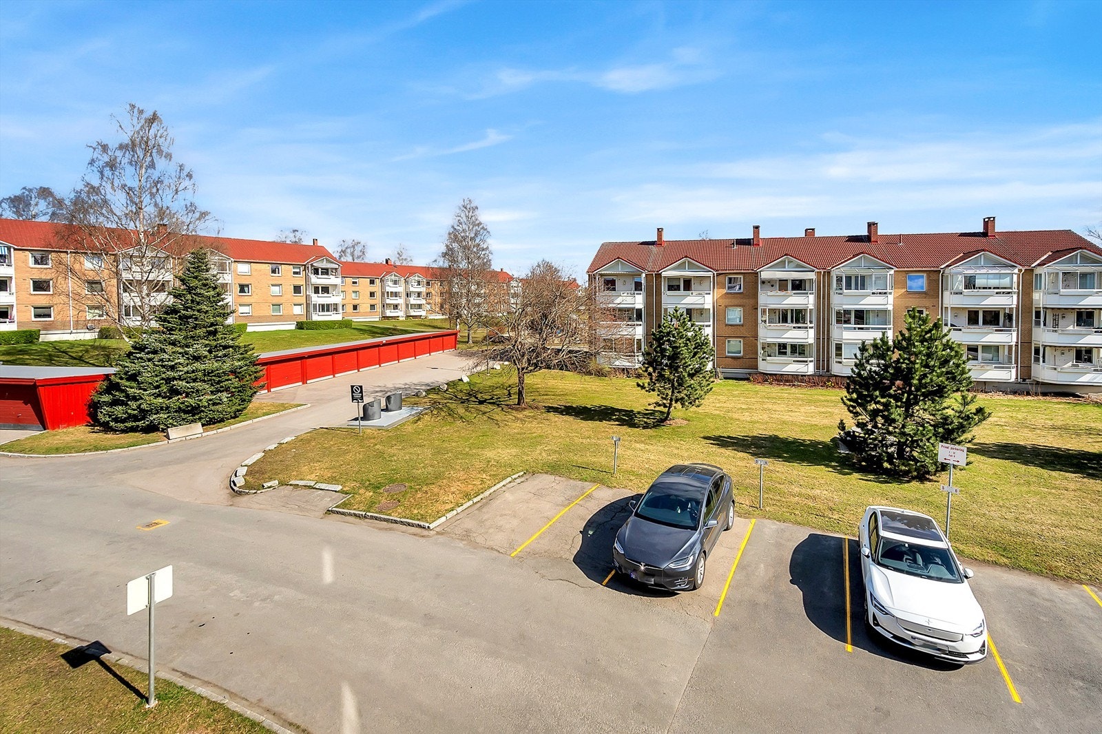 Fra balkongen er det hyggelig utsyn utover borettslagets fellesområder. Galleribilde