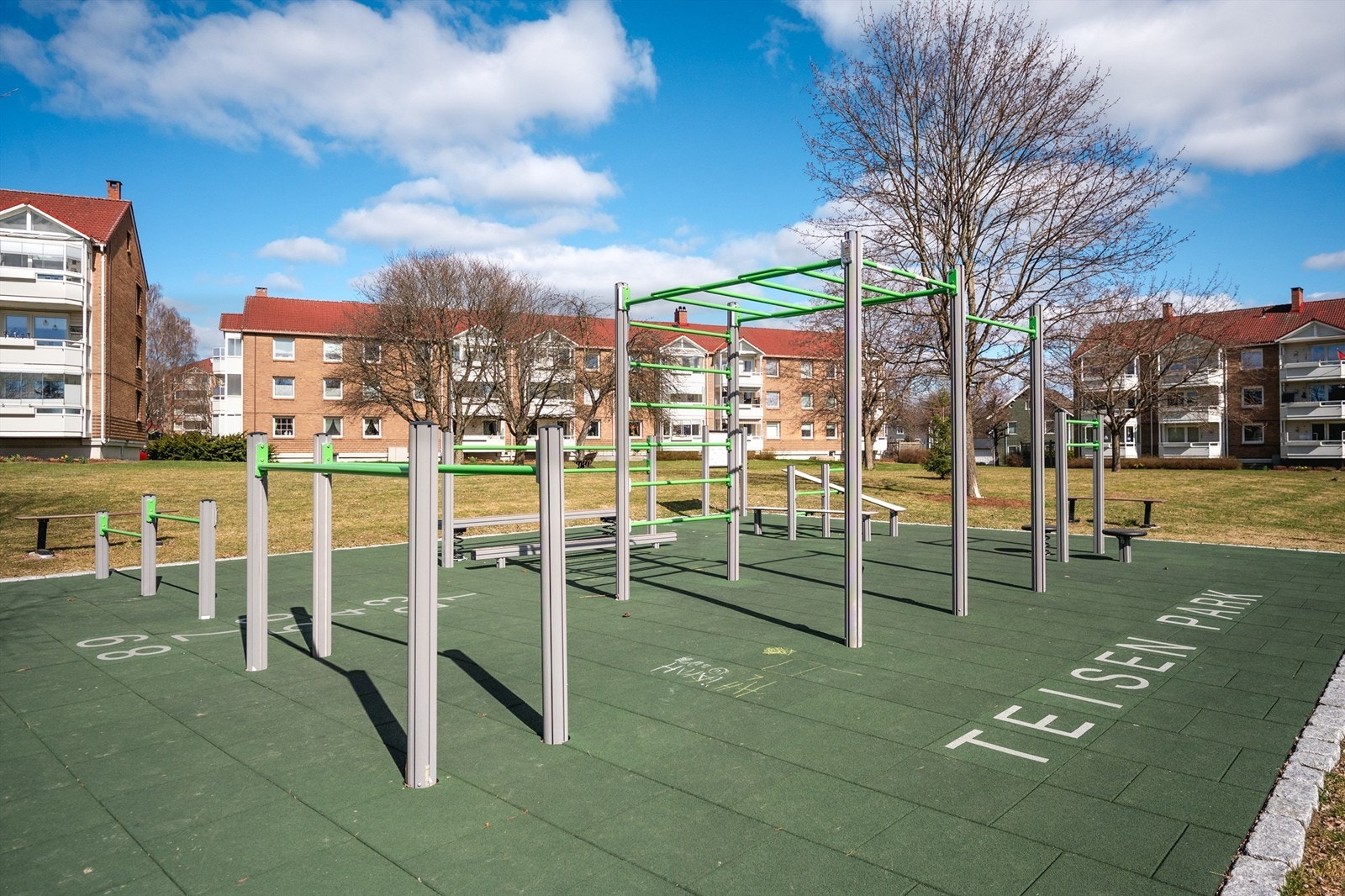 Borettslagets fellesområder er pent opparbeidet med gressplener, lekeplasser og diverse beplantning. Galleribilde