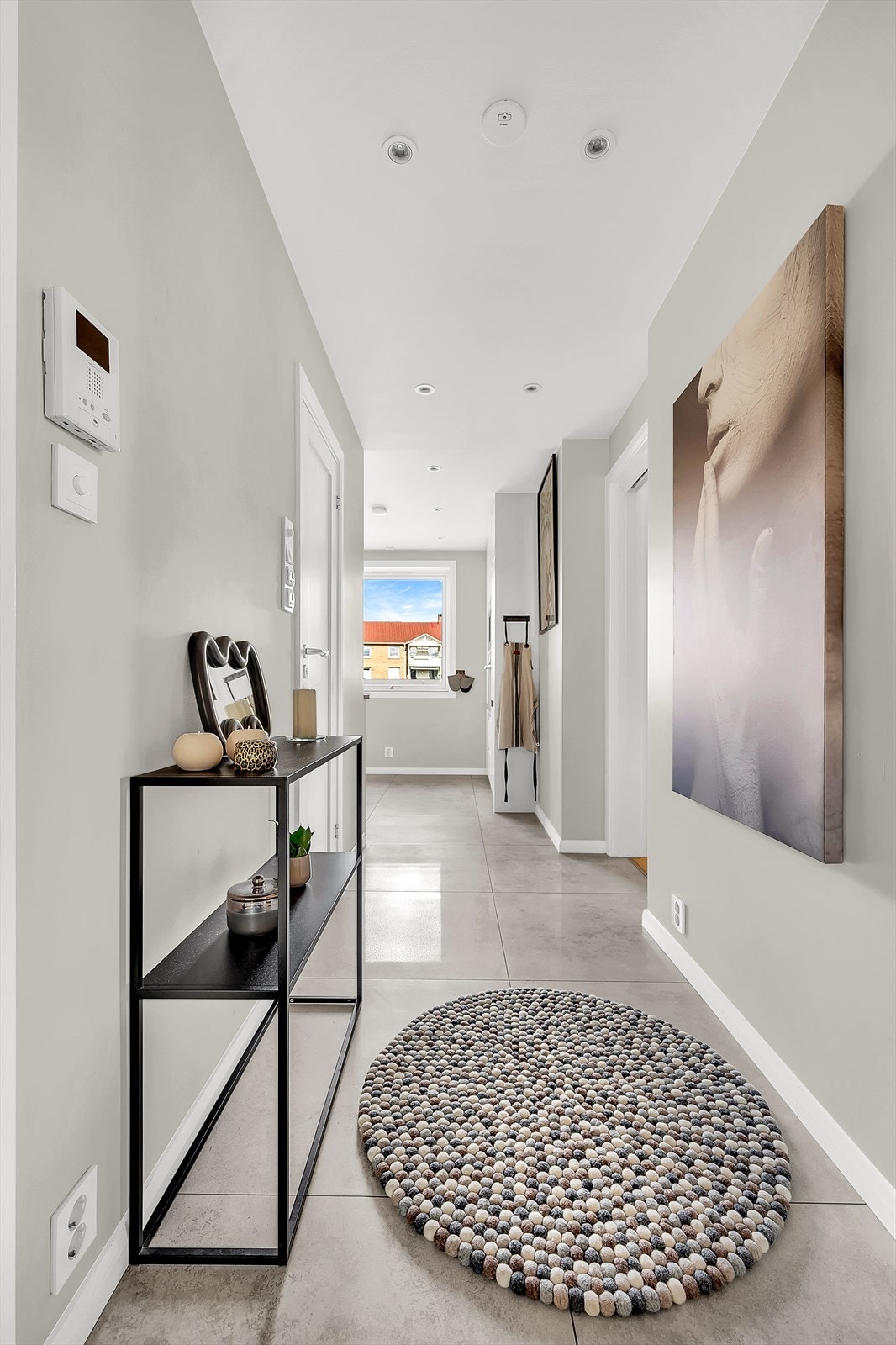 Velkommen inn! Leilighetens entré er lys og innbydende og gir et godt førsteinntrykk av boligen. Galleribilde