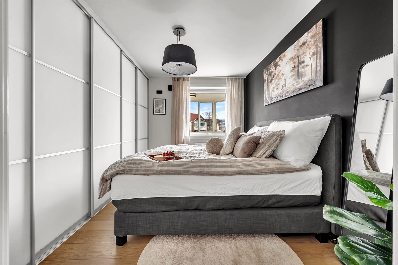 Det er rikelig med oppbevaringsplass i en stor skyvedørsgarderobe. Galleribilde