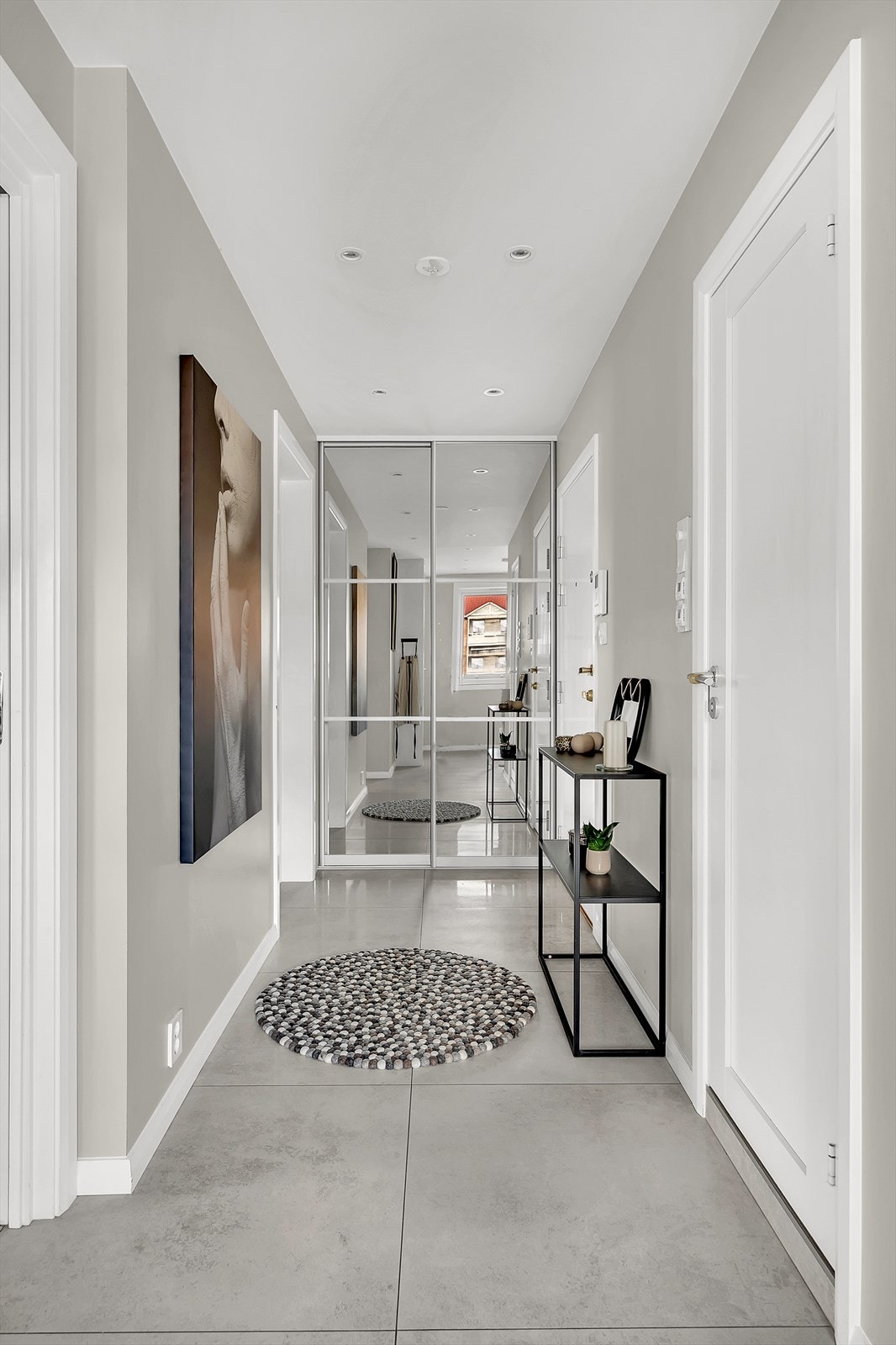 Her er det god plass for å henge fra seg yttertøyet i en romslig skyvedørsgarderobe med praktiske speilfronter. Galleribilde