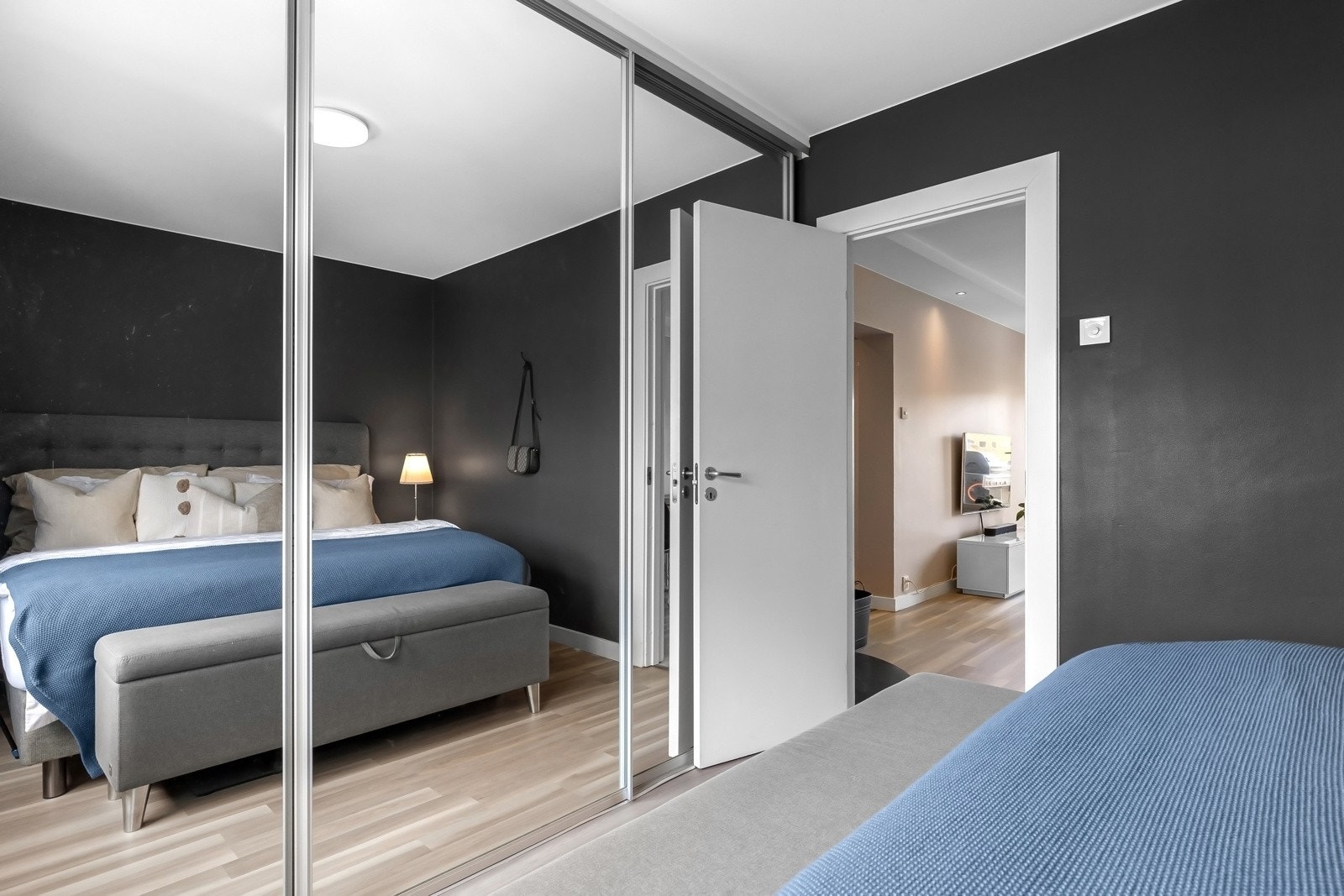 Hovedsoverommet har god plass til dobbeltseng og romslig skyvegarderobe med speil Galleribilde