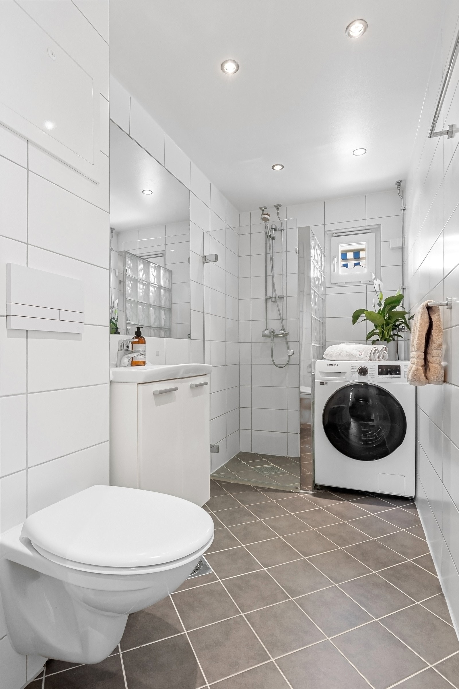 Pent flislagt baderom fra 2014-2015 med varmekabler og downlights. Badet ble rehabilitert i regi av borettslaget Galleribilde
