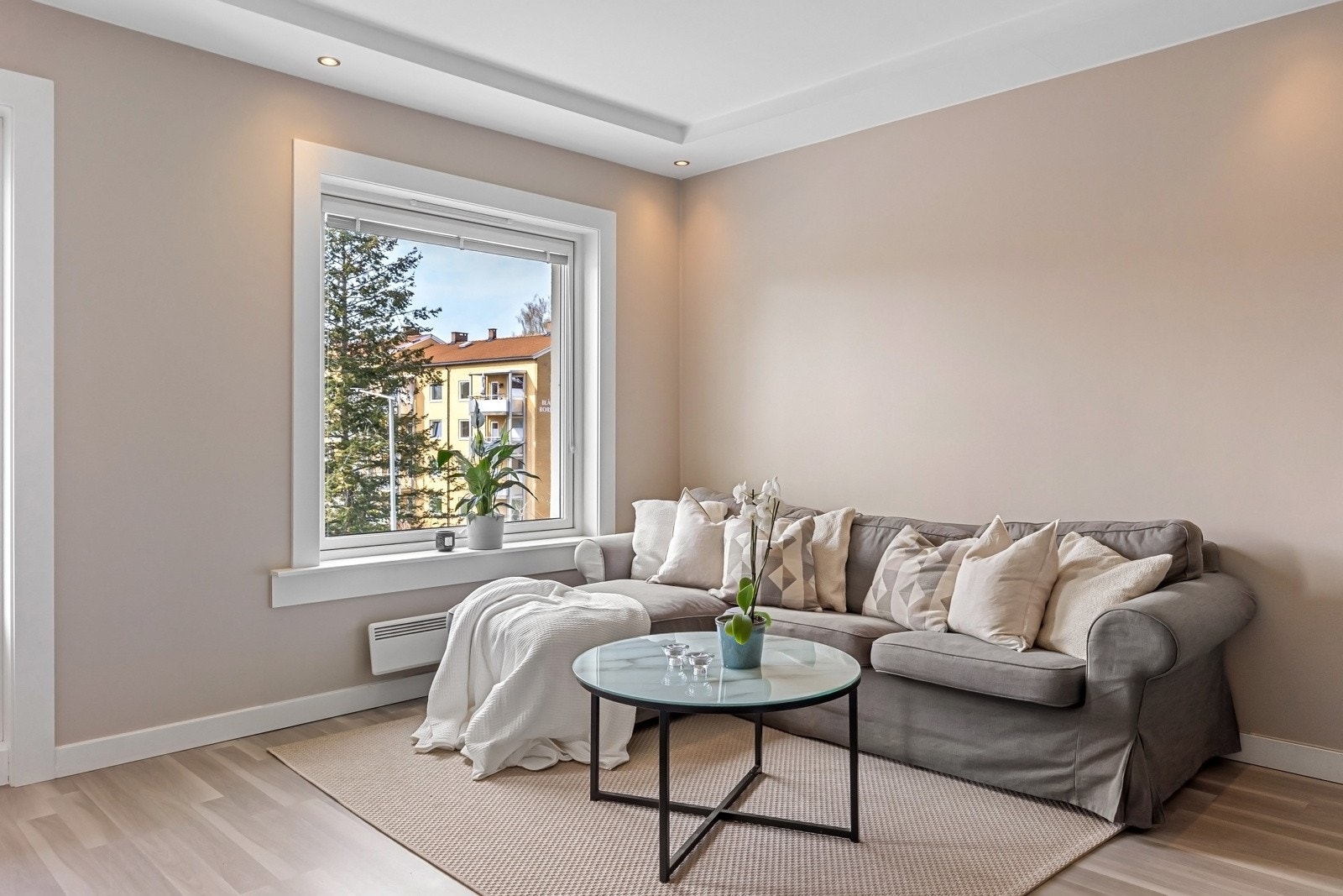 Boligen er velholdt og fremstår moderne med bl.a helsparklede vegger og downlights Galleribilde