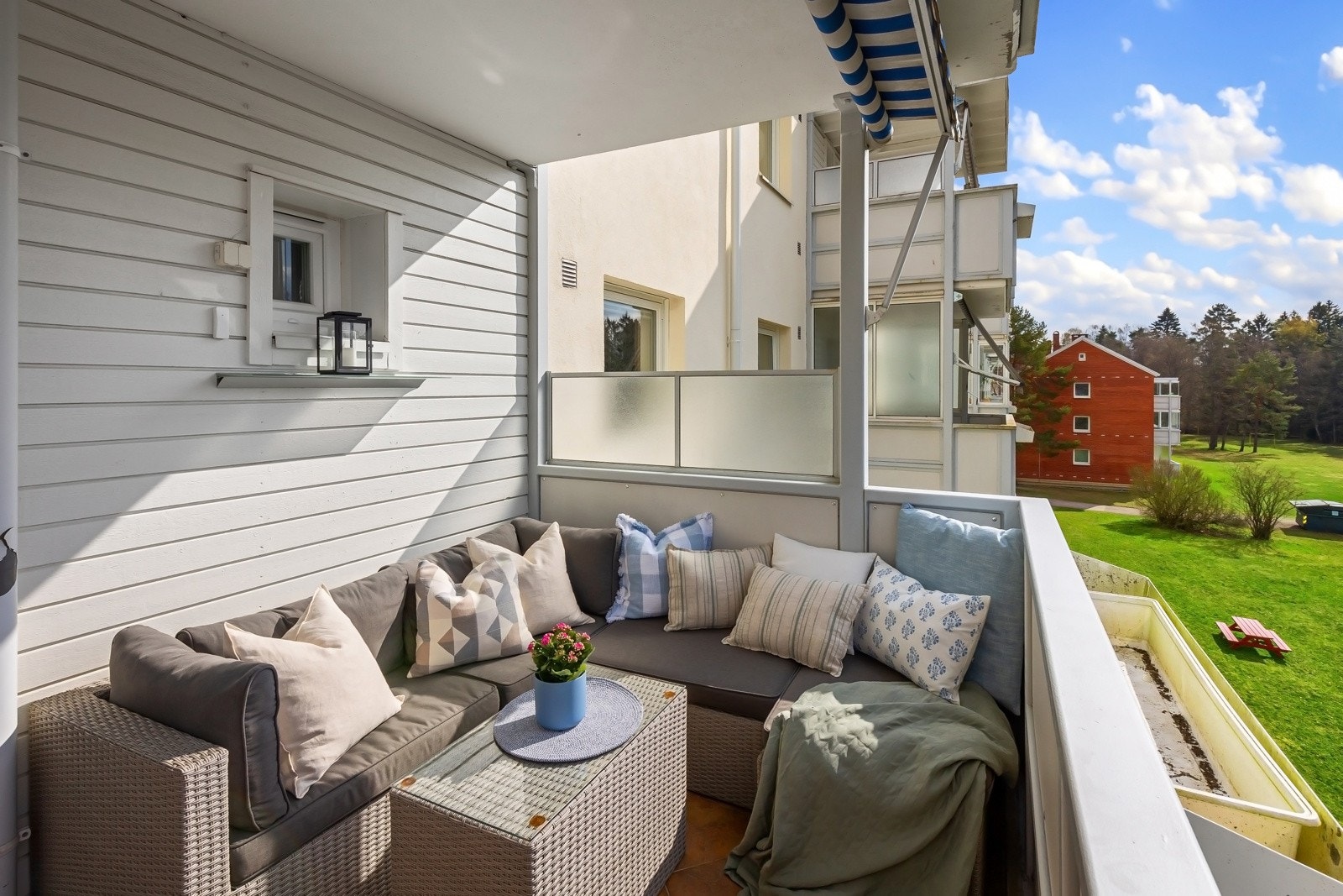 Stuen har utgang til vestvendt, solrik balkong på ca. 8 m² Galleribilde