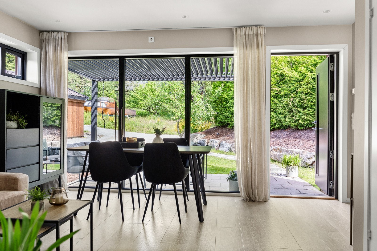 Flott lysinnsipp og utsyn mot uteområdet. Galleribilde