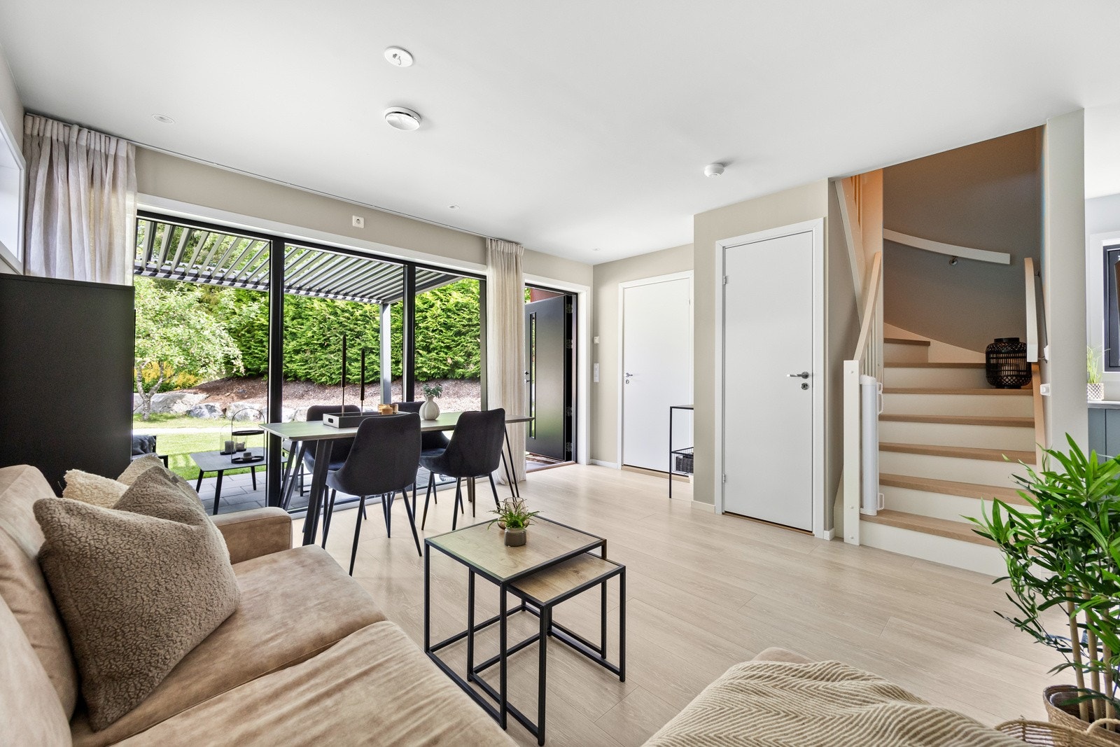 Stue og spisestue med store vindusflater. Garderoberom ifm inngangsdør. Galleribilde