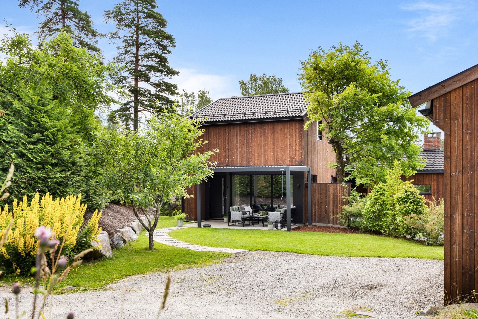 Boligen har 2 parkeringsplasser som følger med. Galleribilde