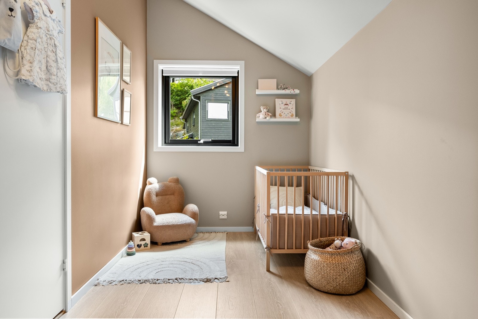 Boligens minste soverom er benyttet som barnerom. Galleribilde