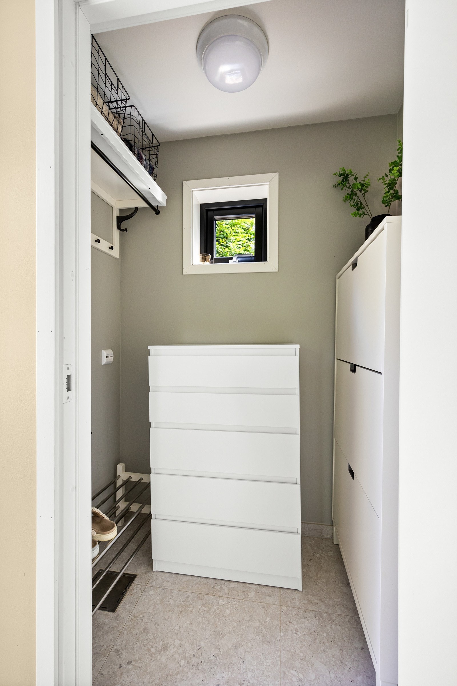 Praktisk bod for jakker og sko i 1. etasje. Galleribilde