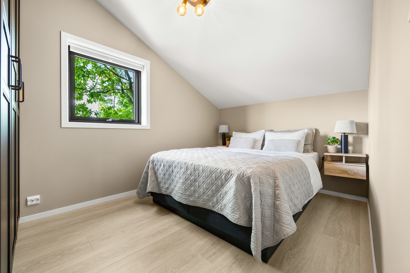 Boligens hovedsoverom med nydelig utsikt. Galleribilde