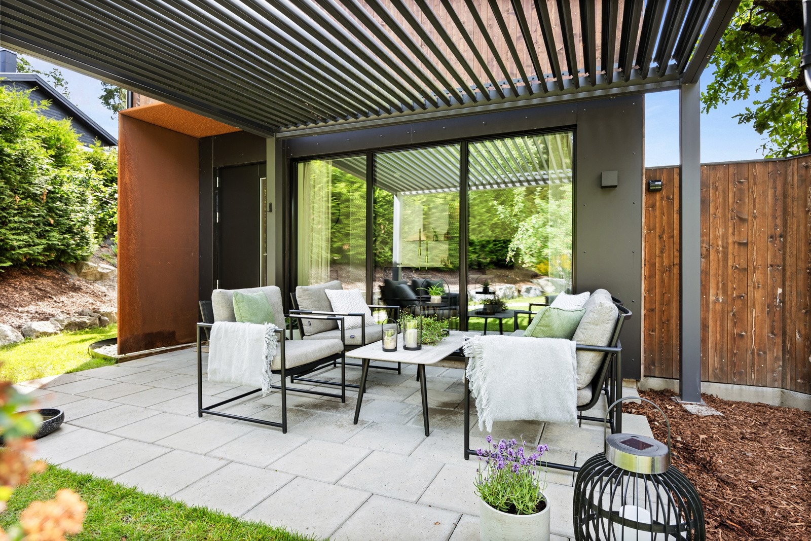 Solrikt uteområdet med pergola. Galleribilde