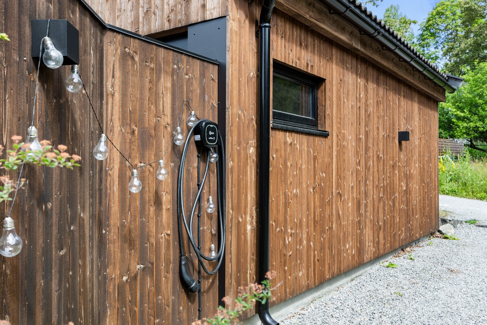 Elbil lader som følger boligen. Galleribilde