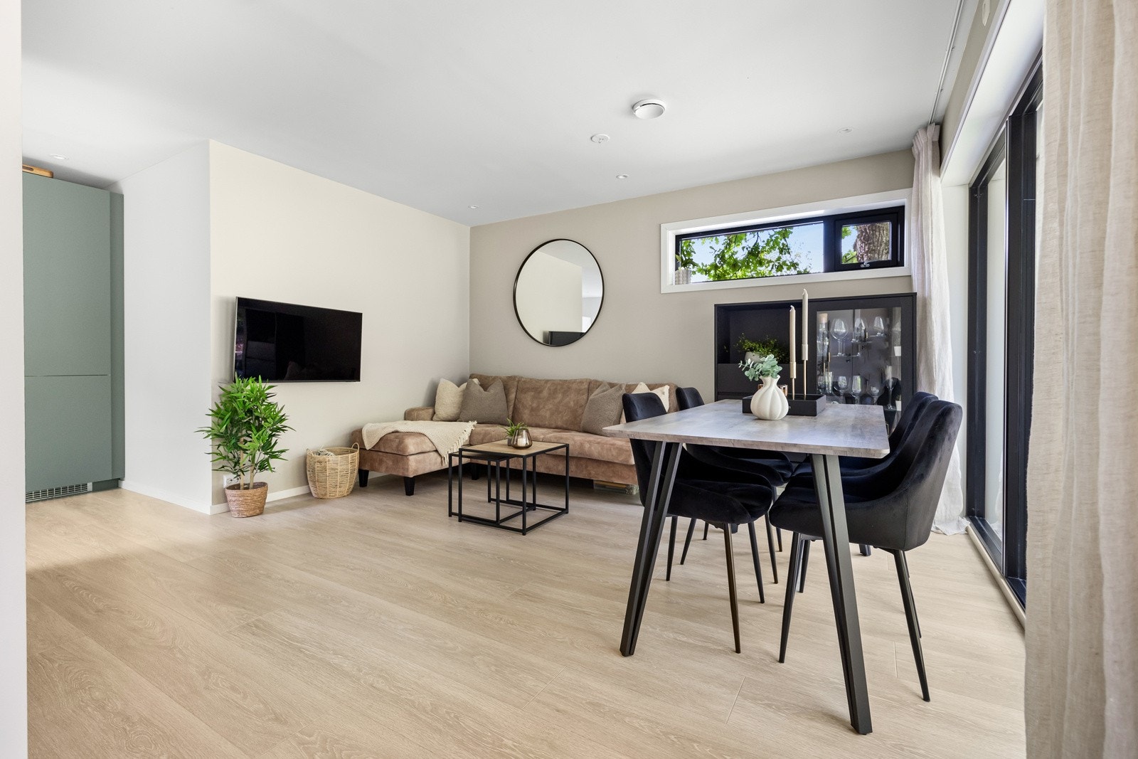 Stue med plass til spisegruppe og sofa. Gulvvarme under lekker og slitesterk laminat. Galleribilde