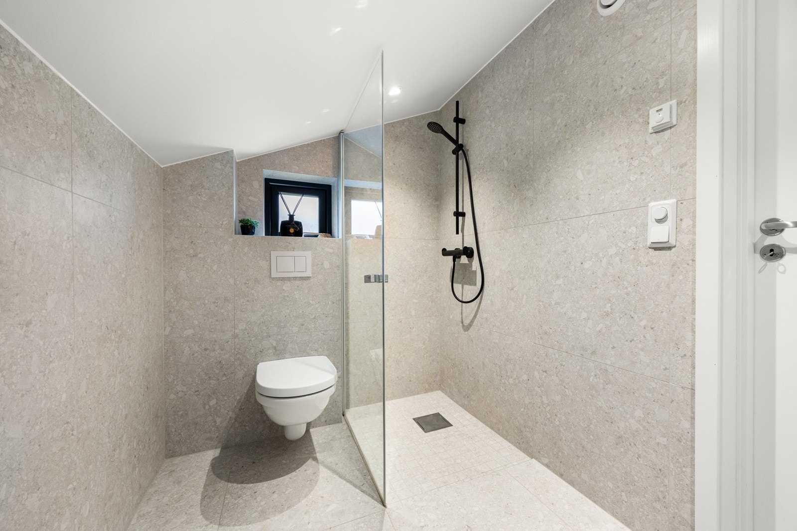 Lekkert bad med fliser på gulv og vegger samt gulvvarme. Galleribilde