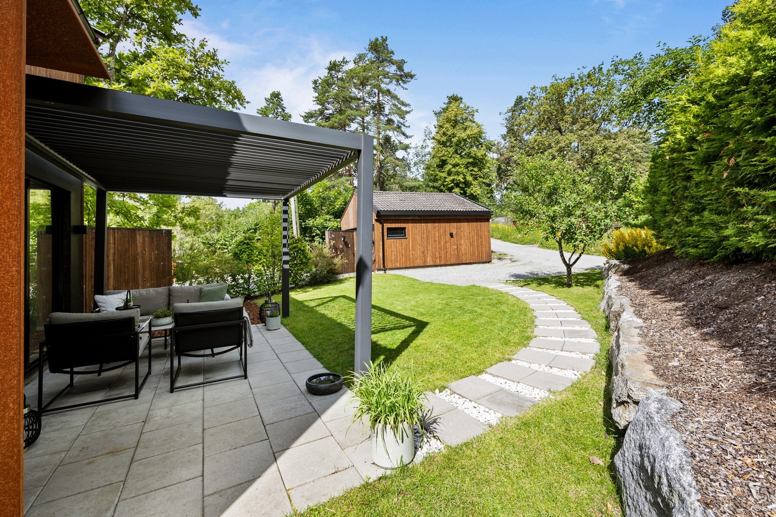 Meget pent opparbeidet og privat. Dobbel biloppstillingsplass med elbil lader. Galleribilde