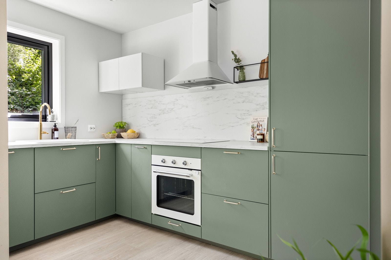 Praktfult kjøkken fra Ikea med slette grønne fronter. Galleribilde