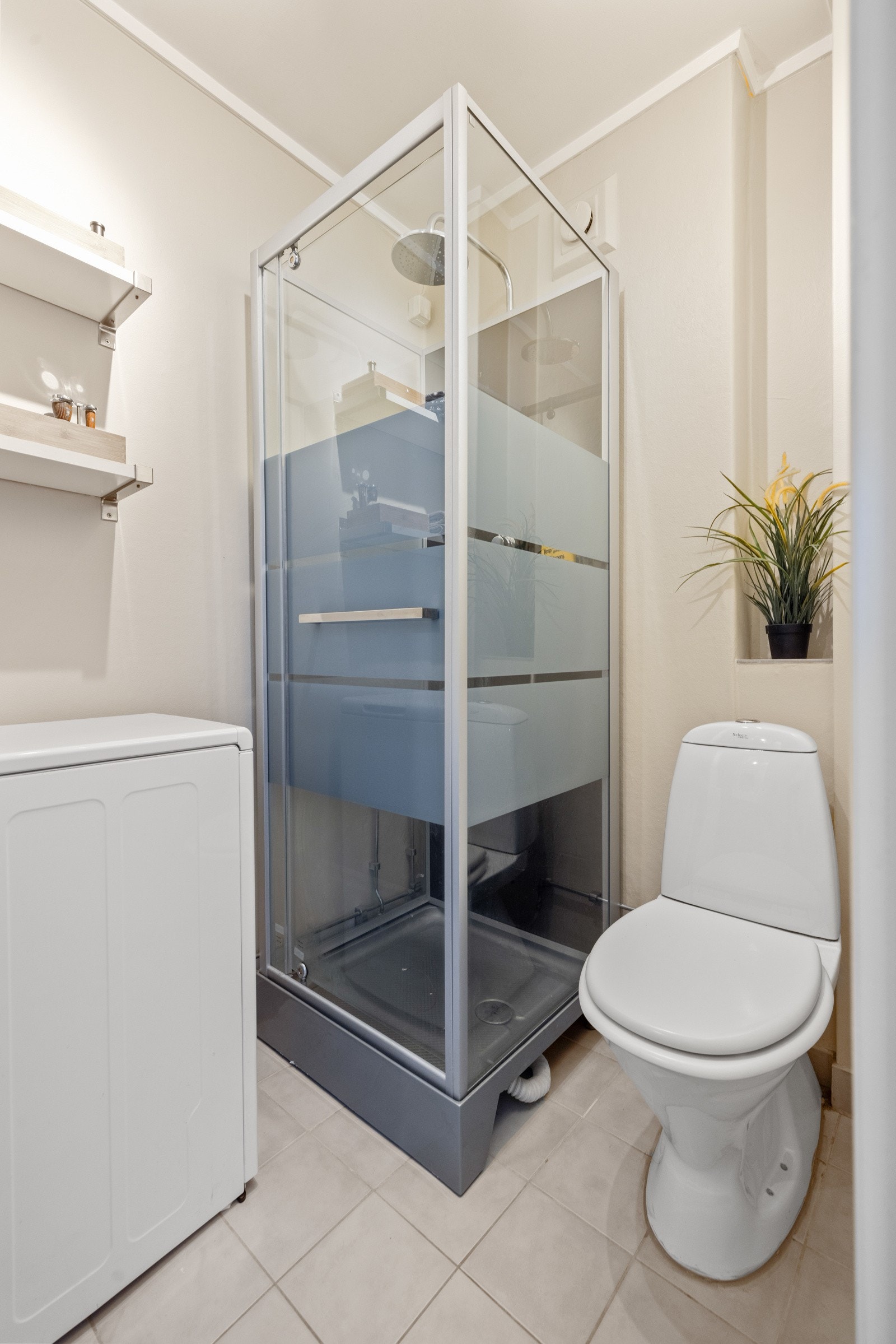 Flislagt gulv og glatte malte vegg/himlingsflater. Badet ble modernisert i 2007 av tidligere eiere. Galleribilde