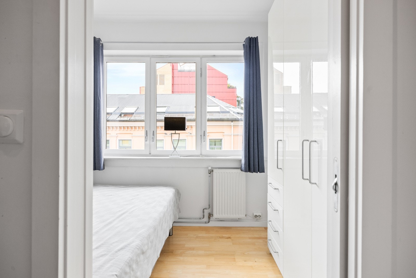 Soverommet har gode oppbevaringsmuligheter i garderobeskap. Galleribilde