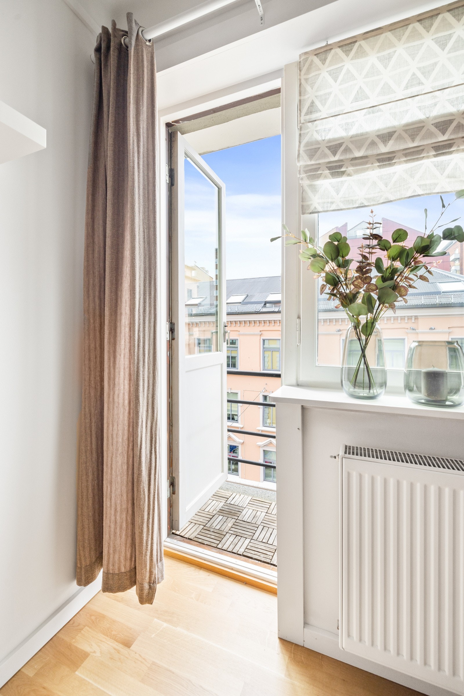 Fra stuen er det tilgang til en vestvendt brannbalkong Galleribilde