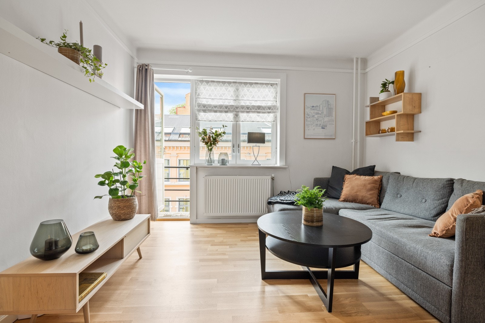 Romslig stue med plass til en stor sofagruppe med tilhørende møblement. Galleribilde