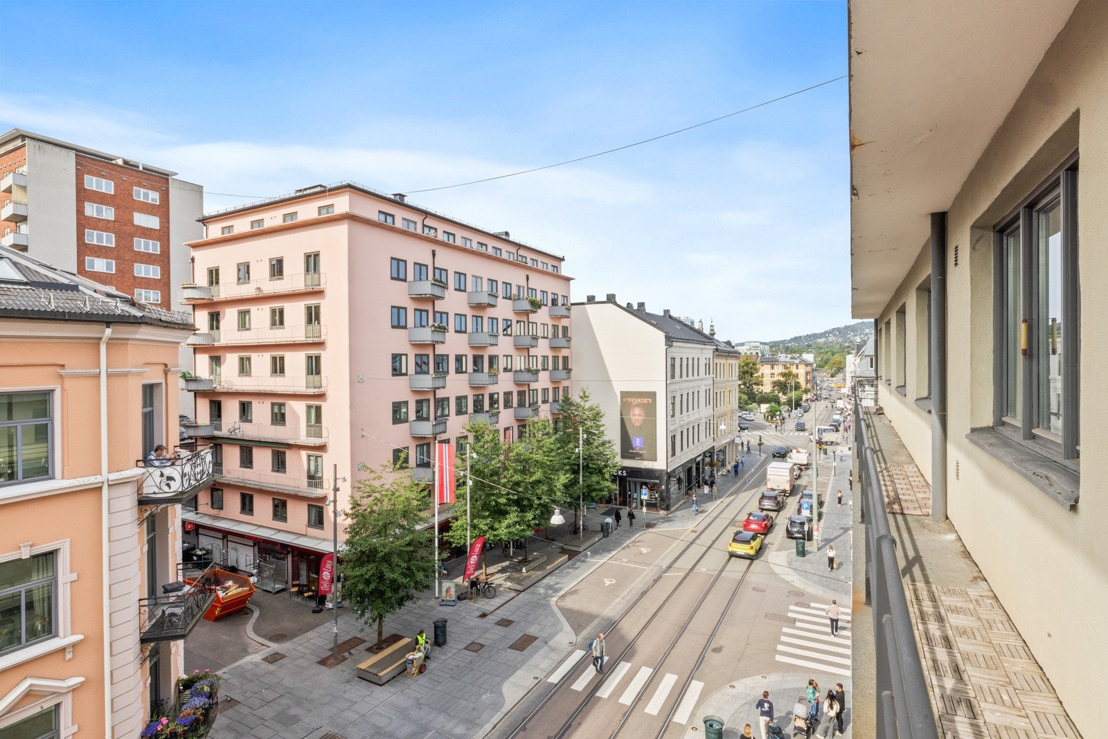 Leiligheten kommer høyt opp fra bakkeplan med utsyn Galleribilde