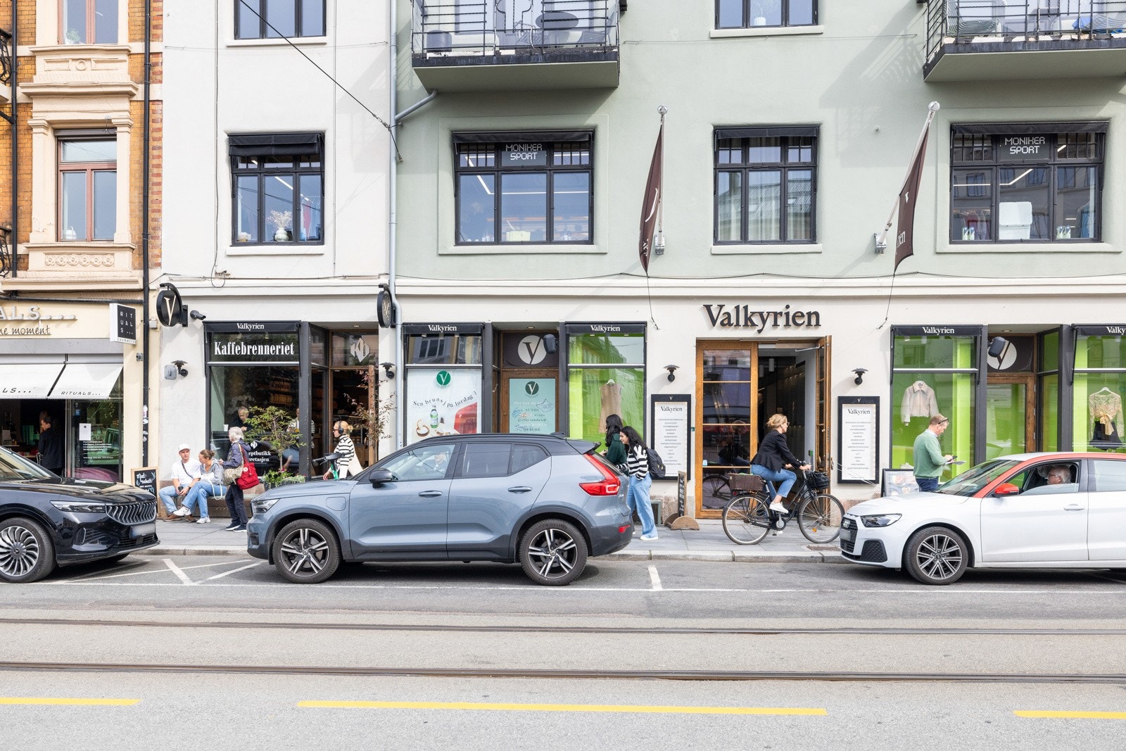 Svært ettertraktet og sentral beliggenhet på Majorstuen, perfekt for deg som ønsker å bo midt i smørøyet, men samtidig godt hevet over områdets travelhet og yrende liv. Galleribilde