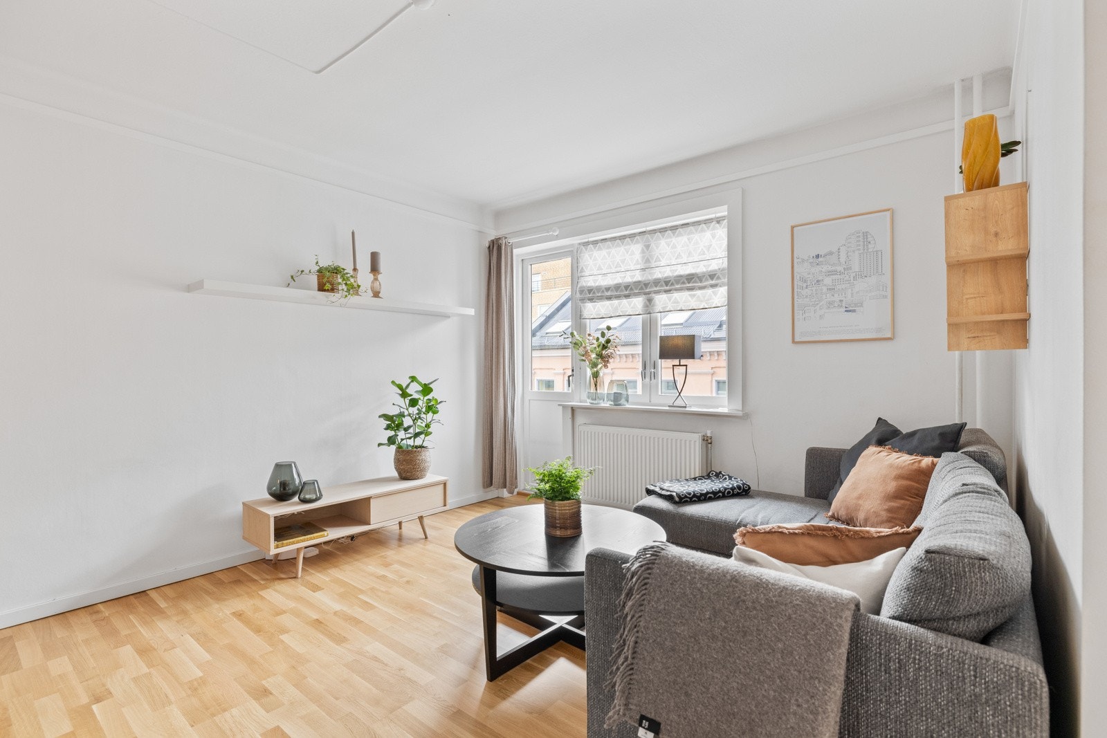 Store vindusflater som slipper inn godt med lys og gir stuen en god romfølelse. Galleribilde