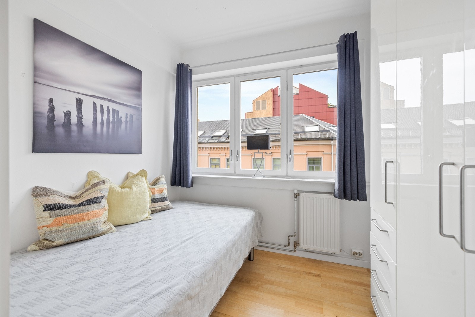 Pent soverom med plass til dobbeltseng samt tilhørende nattbord. Rommet har store vindusflater som slipper inn lys. Galleribilde